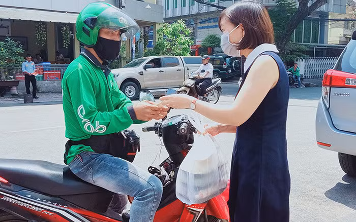 Ha Noi chinh thuc dung hoat dong ‘xe om cong nghe’ va shipper giao hang