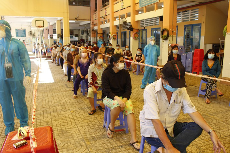 Binh Thanh lay mau tam soat COVID truoc voi 7 phuong nguy co cao-Hinh-8