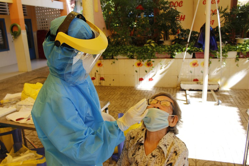 Binh Thanh lay mau tam soat COVID truoc voi 7 phuong nguy co cao-Hinh-9