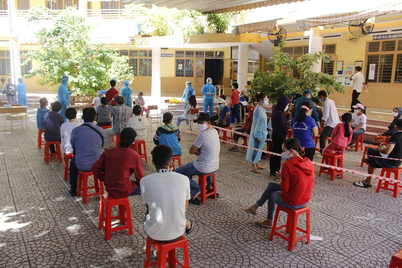 Binh Thanh lay mau tam soat COVID truoc voi 7 phuong nguy co cao-Hinh-2