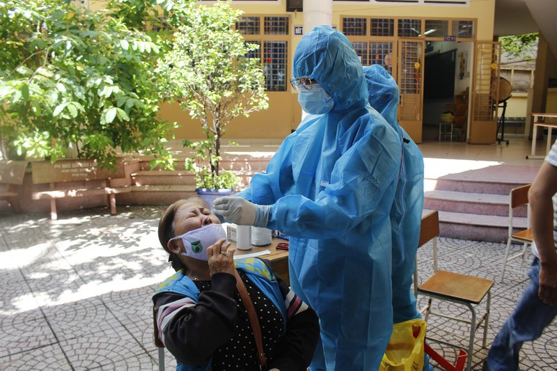 Binh Thanh lay mau tam soat COVID truoc voi 7 phuong nguy co cao-Hinh-5