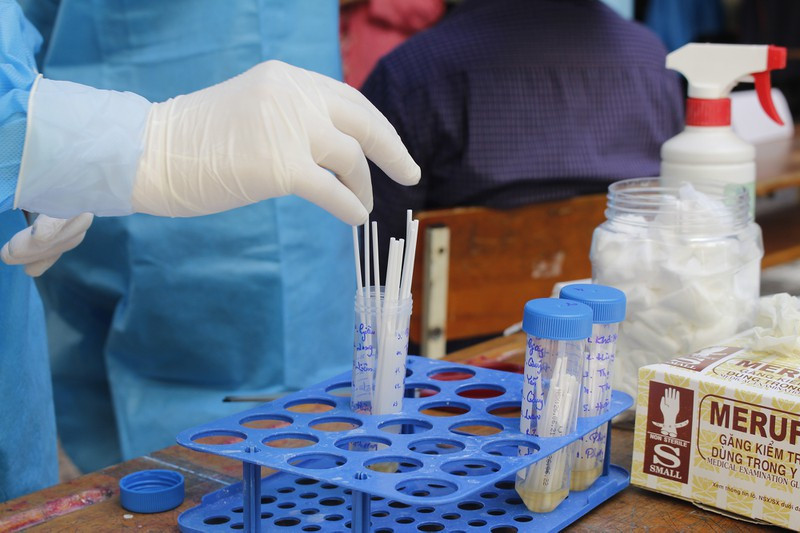 Binh Thanh lay mau tam soat COVID truoc voi 7 phuong nguy co cao-Hinh-4