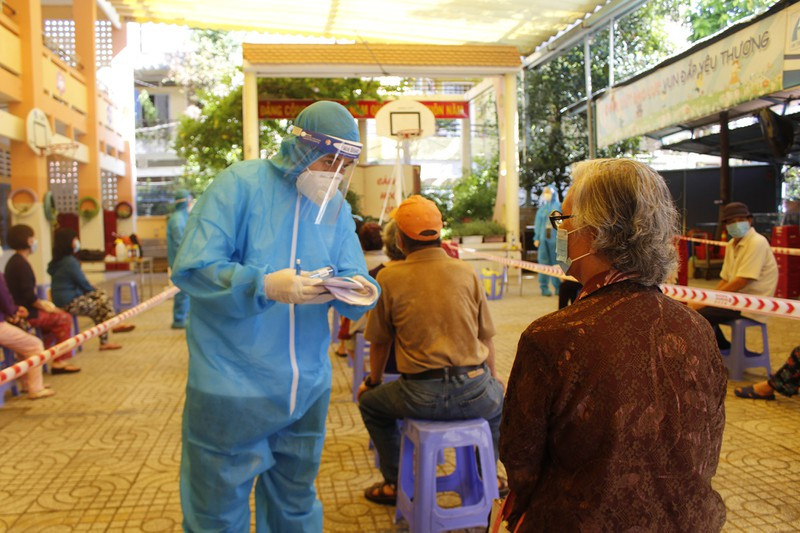 Binh Thanh lay mau tam soat COVID truoc voi 7 phuong nguy co cao-Hinh-10