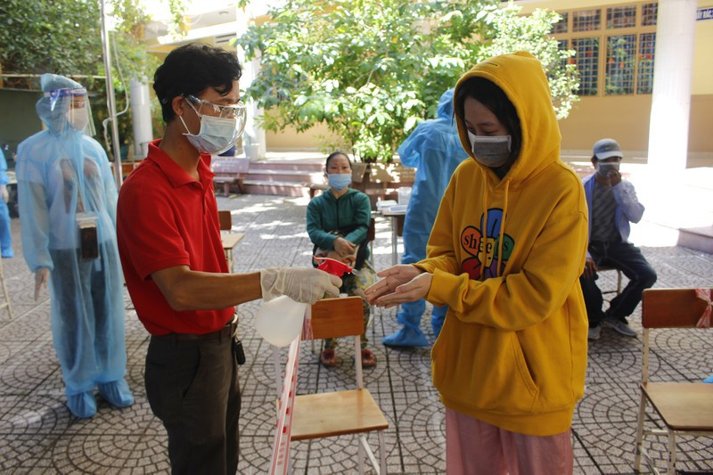 Binh Thanh lay mau tam soat COVID truoc voi 7 phuong nguy co cao-Hinh-6