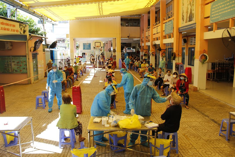 Binh Thanh lay mau tam soat COVID truoc voi 7 phuong nguy co cao-Hinh-7