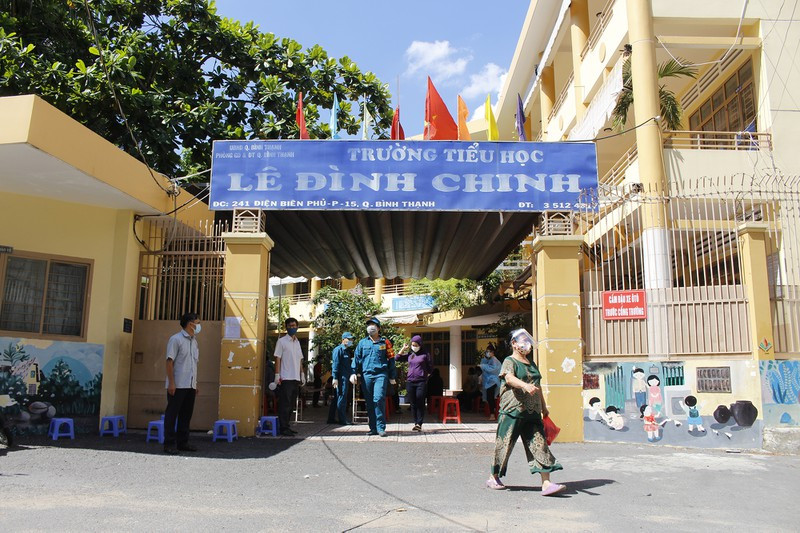 Binh Thanh lay mau tam soat COVID truoc voi 7 phuong nguy co cao