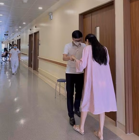 Hot girl Vu Ngoc Cham sinh con dau long-Hinh-3