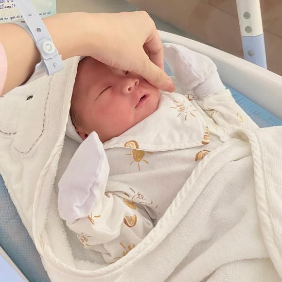 Hot girl Vu Ngoc Cham sinh con dau long-Hinh-2