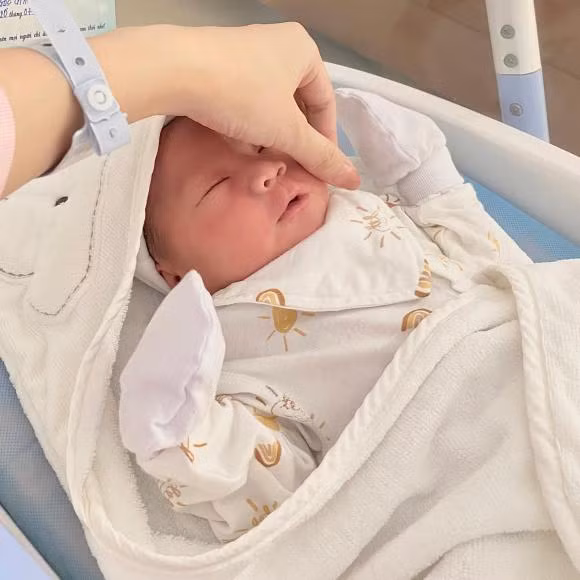 Hot girl Vu Ngoc Cham sinh con dau long-Hinh-2