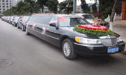 Hàng siêu xe nối đuôi nhau thẳng tắp trước cửa khách sạn.