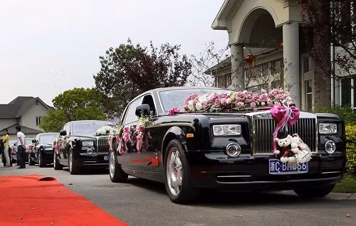 Sắc đen sang trọng được cô dâu, chú rể chọn cho đám cưới của mình.