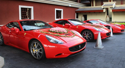 Xe hoa lung linh với sắc đỏ may mắn và hoa trang trí cầu kỳ.