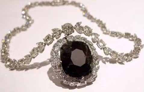 Hầu hết chủ nhân của Black Orlov Diamond đều kết thúc cuộc đời bằng cách tự tử nên người ta đã chế tác viên kim cương này thành ba hạt nhỏ hơn với hy vọng xóa đi lời nguyền trên đó.