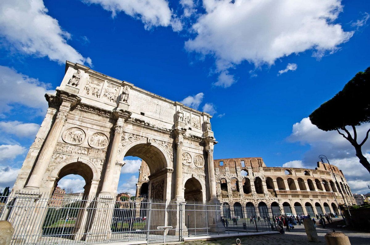 Nằm bên cạnh đấu trường Colosseum nổi tiếng ở thành phố Roma, Italia, khải hoàn môn Constantine là cánh cổng chiến thắng nổi tiếng nhất của nền văn minh La Mã. Ảnh: Wallpapers.com.