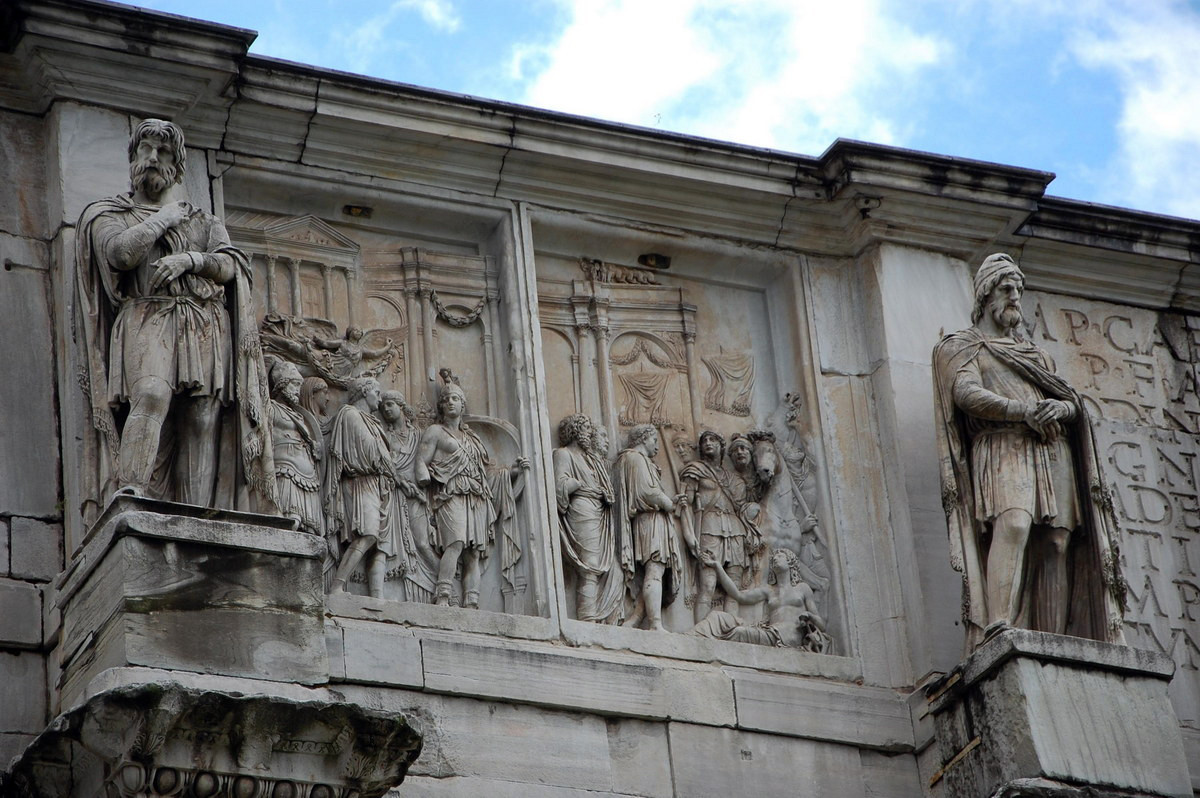 Bề mặt Khải hoàn môn Constantine được trang hoàng bằng rất nhiều phù điêu minh họa cho chiến thắng của hoàng đế Constantine I. Nhiều bức ca ngợi hoàng đế Constantine I như một nhà cai trị sáng suốt. Ảnh: University of Oxford.