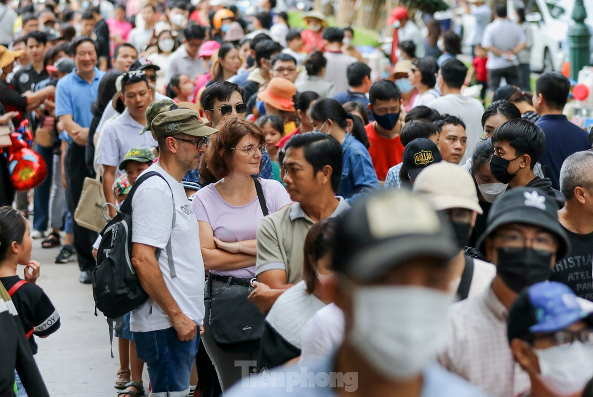 Trong đám đông người xếp hàng có không ít du khách nước ngoài.