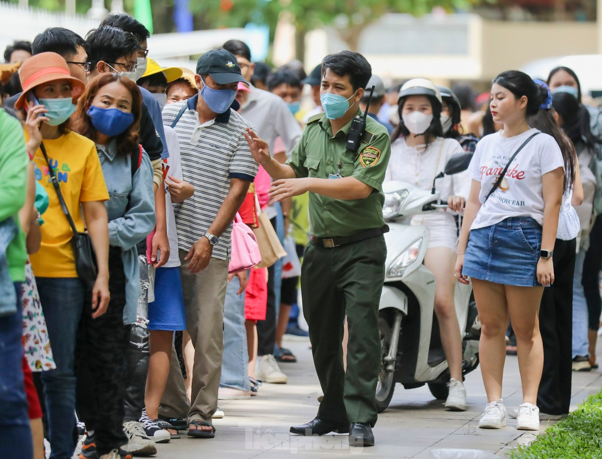 Lượng khách tăng đột biến, lực lượng bảo vệ phải làm việc rất vất vả để tránh tình trạng lộn xộn diễn ra trước Dinh.