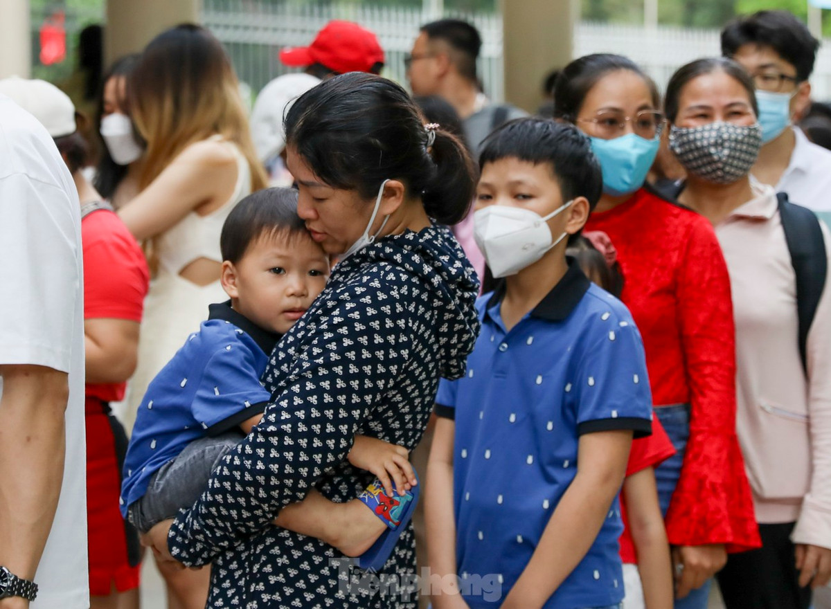 Nhiều em bé cùng gia đình đến tham quan và tìm hiểu về lịch sử của Dinh Thống Nhất.