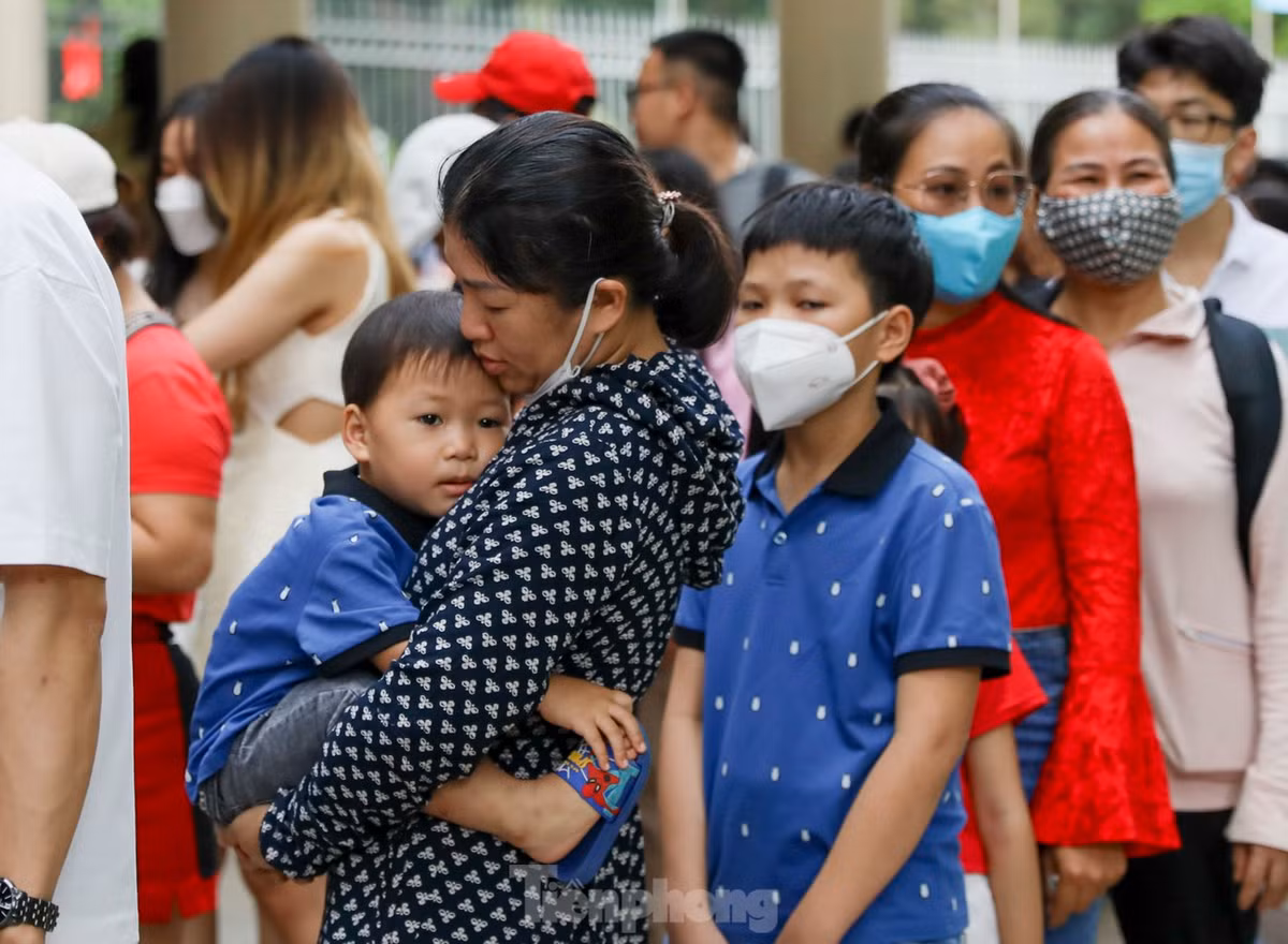 Nhiều em bé cùng gia đình đến tham quan và tìm hiểu về lịch sử của Dinh Thống Nhất.