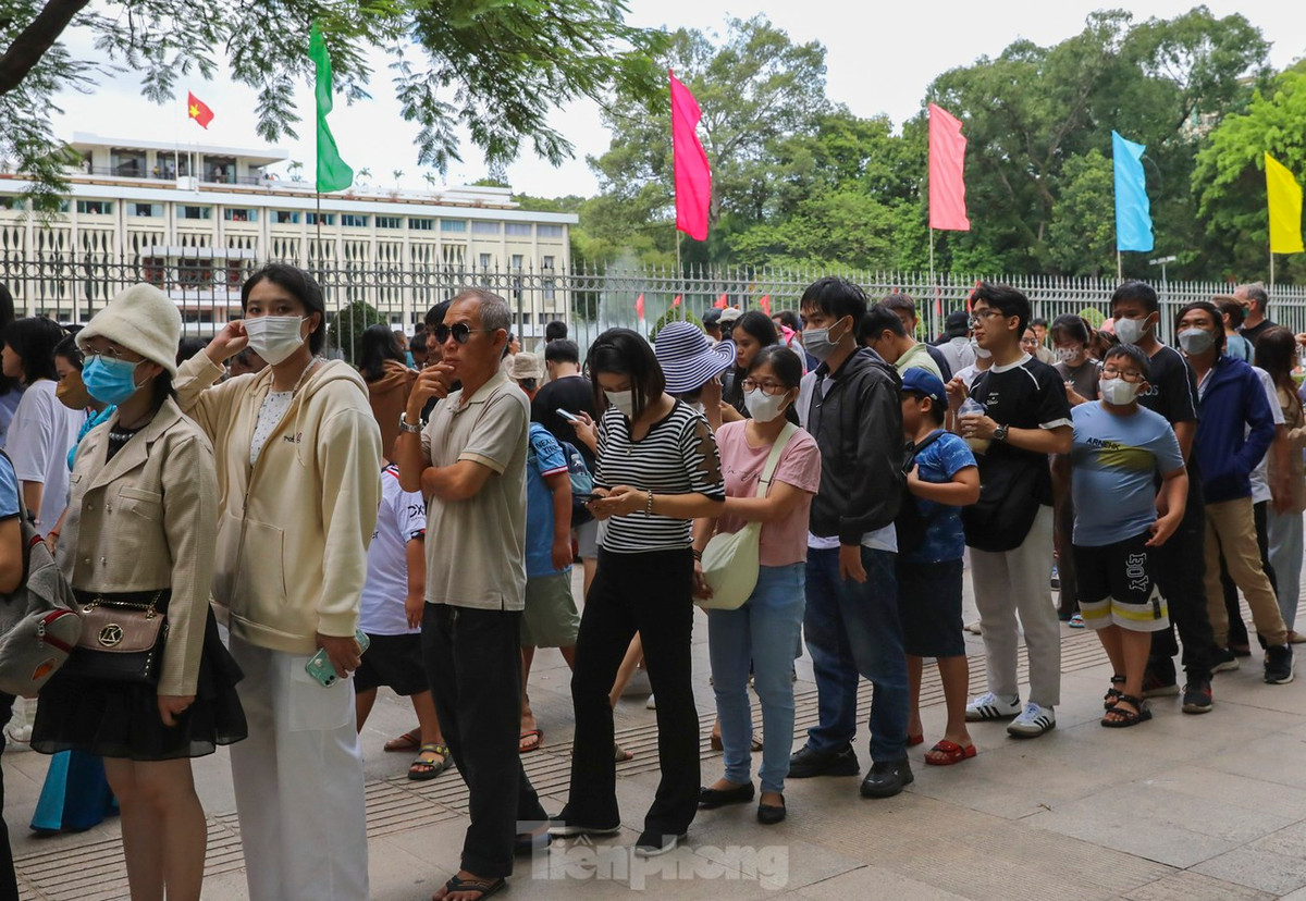 Chị Tâm (ở quận 10) chia sẻ: "Gia đình tôi có mặt từ sáng nhưng không ngờ lại đông đến như vậy. Đây là dịp để tôi cho các cháu tham quan cũng như tìm hiểu về lịch sử của Dinh Thống Nhất".