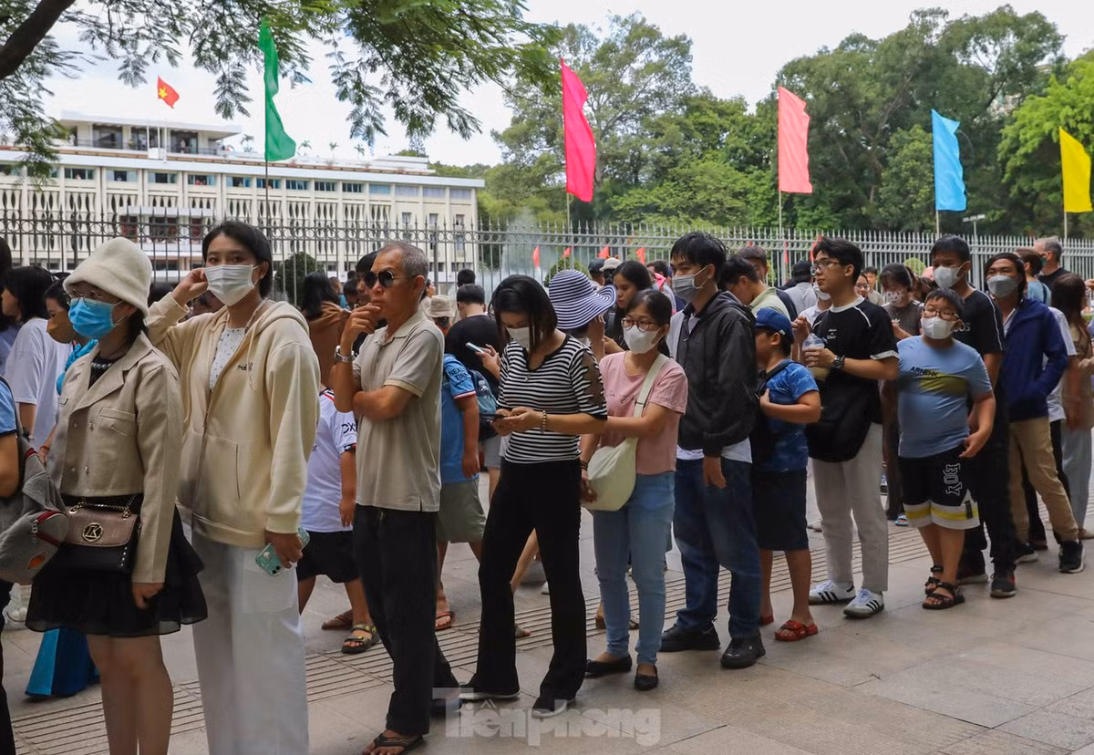 Chị Tâm (ở quận 10) chia sẻ: "Gia đình tôi có mặt từ sáng nhưng không ngờ lại đông đến như vậy. Đây là dịp để tôi cho các cháu tham quan cũng như tìm hiểu về lịch sử của Dinh Thống Nhất".