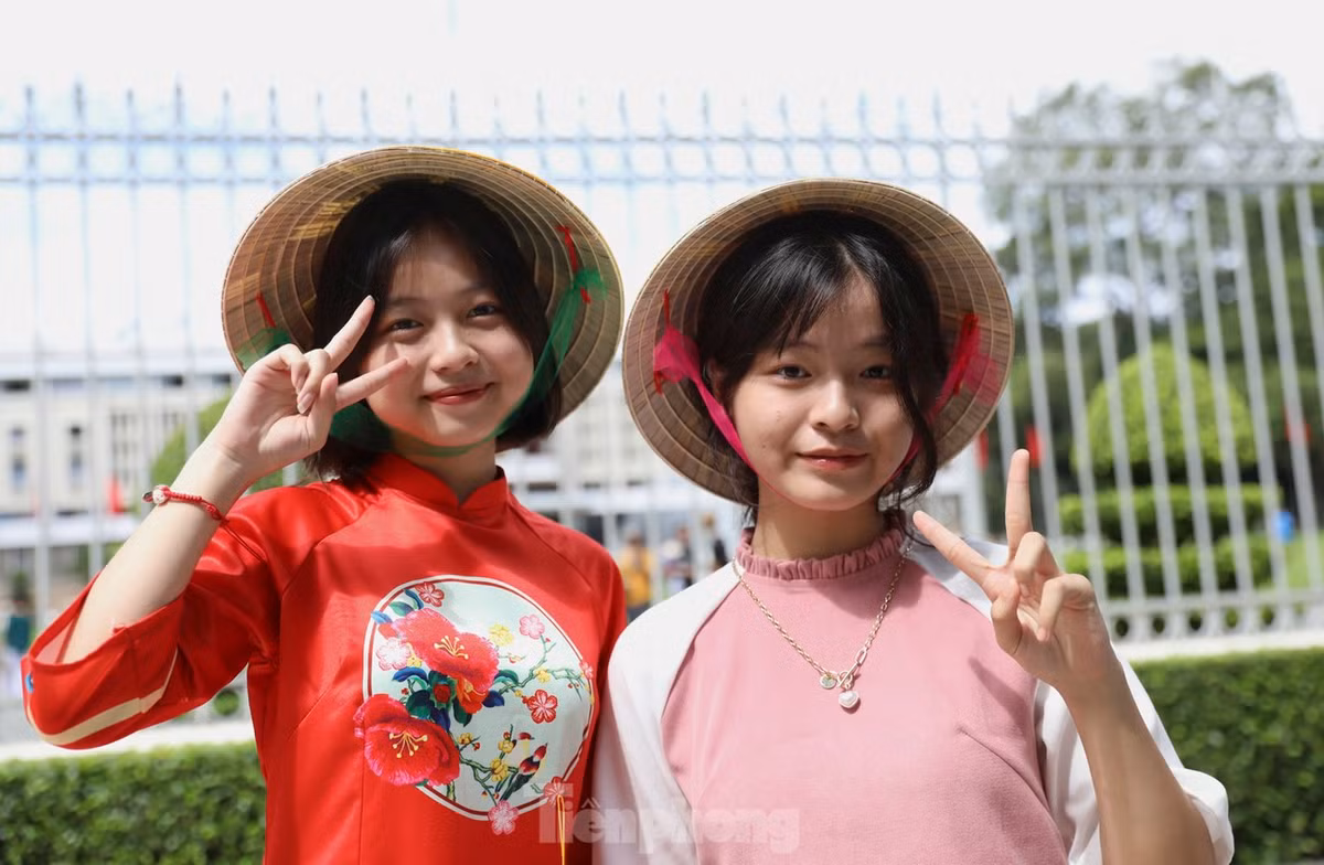 Nhiều bạn trẻ tranh thủ chụp hình lưu niệm phía ngoài Dinh.