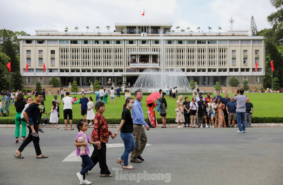 Theo ghi nhận của Tiền Phong, tại khu vực bán vé, từ rất sớm người dân, du khách đã xếp hàng dài đợi đến lượt. Bên trong Hội trường Thống Nhất cũng đã có rất nhiều người đang tham quan, chụp ảnh lưu niệm.