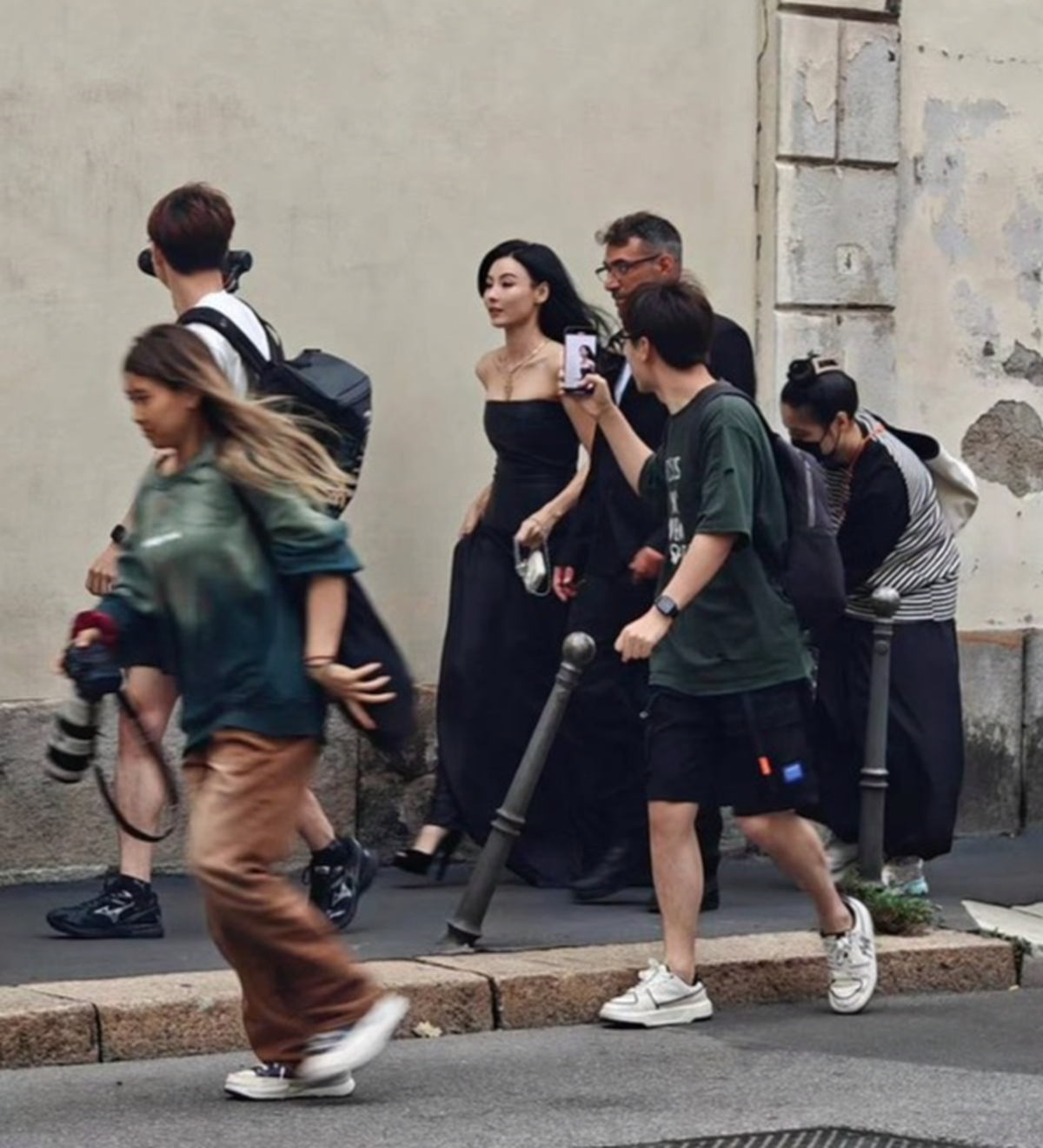 Nhan sac thach thuc thoi gian cua “chi dep” Truong Ba Chi