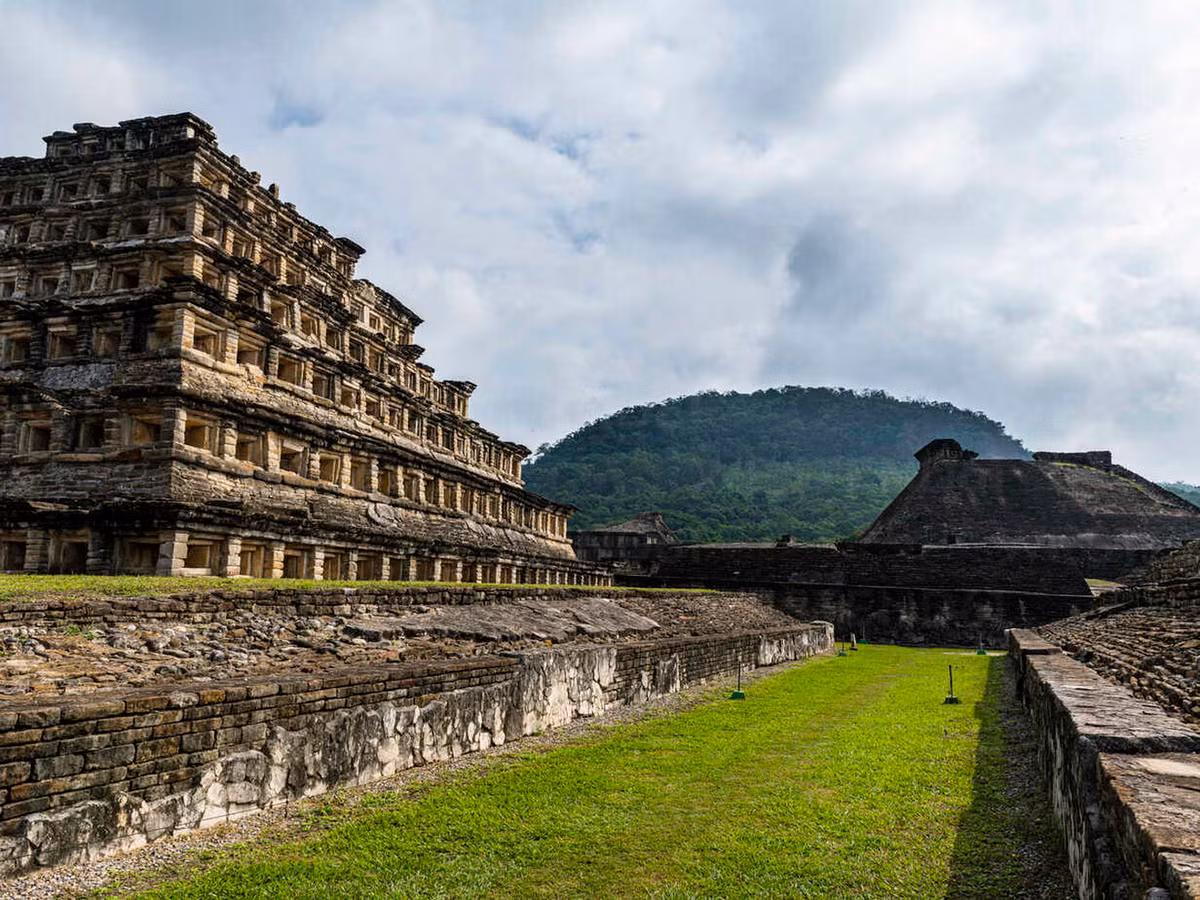 Kim tự tháp này đã được các cư dân của nền văn minh Teotihuacan xây dựng trong thời kỳ thịnh vượng của thành phố El tajin, trong thời gian từ thế kỷ 9-13. Ảnh: Westend61.