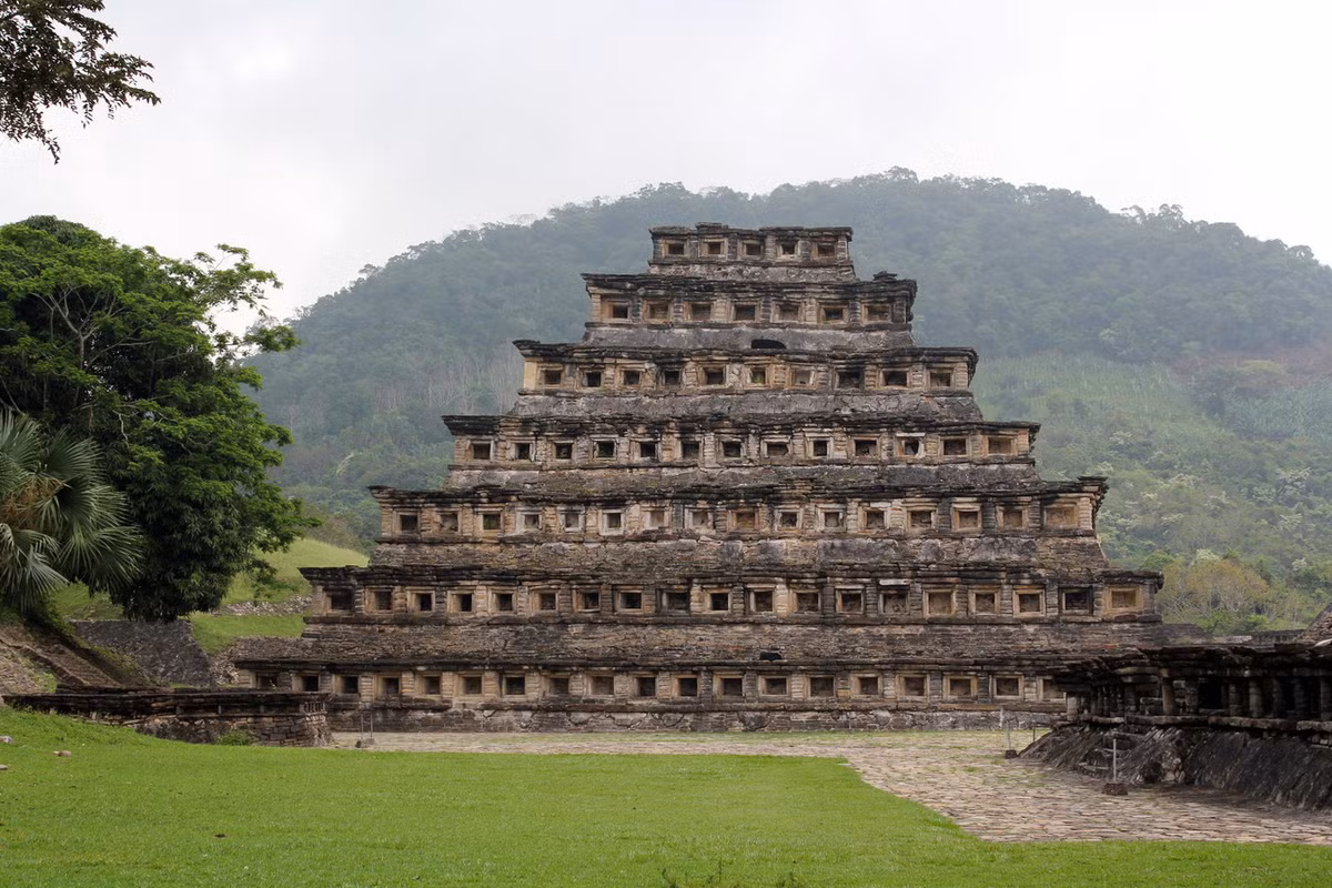 Nằm ở trung tâm thành phố cổ El tajin, ngày nay thuộc bang Varacuz của Mexico, kim tự tháp Niches (theo tiếng Anh nghĩa là kim tự tháp Hang hốc) được coi là kiệt tác kiến trúc độc nhất vô nhị của các nền văn minh châu Mỹ cổ xưa. Ảnh: Wikimedia Commons.
