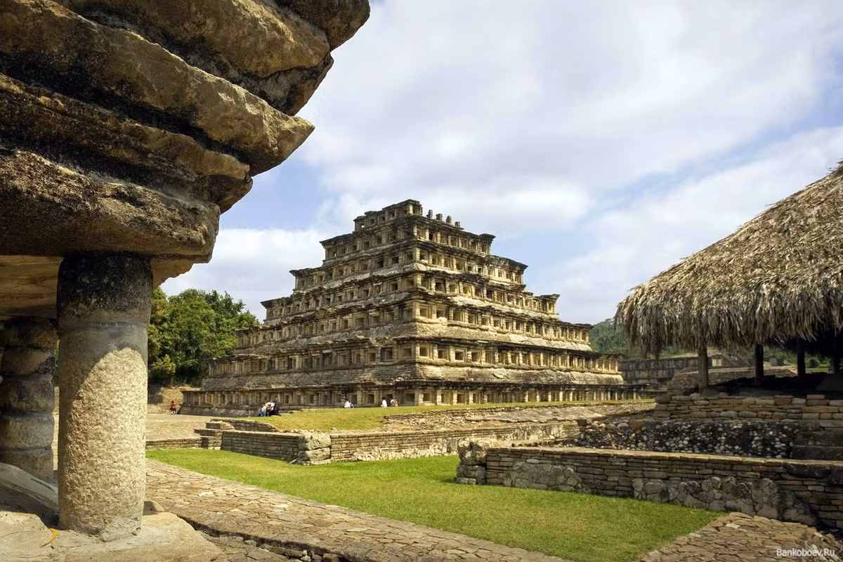 Đến năm 1785, phế tích này mới được tái khám phá và nhận được sự quan tâm to lớn của giới nghiên cứu châu Âu. Trong những thập niên gần đây, kim tự tháp Niches đã được phục hồi về gần với nguyên trạng. Ảnh: Hidden Inca Tours.