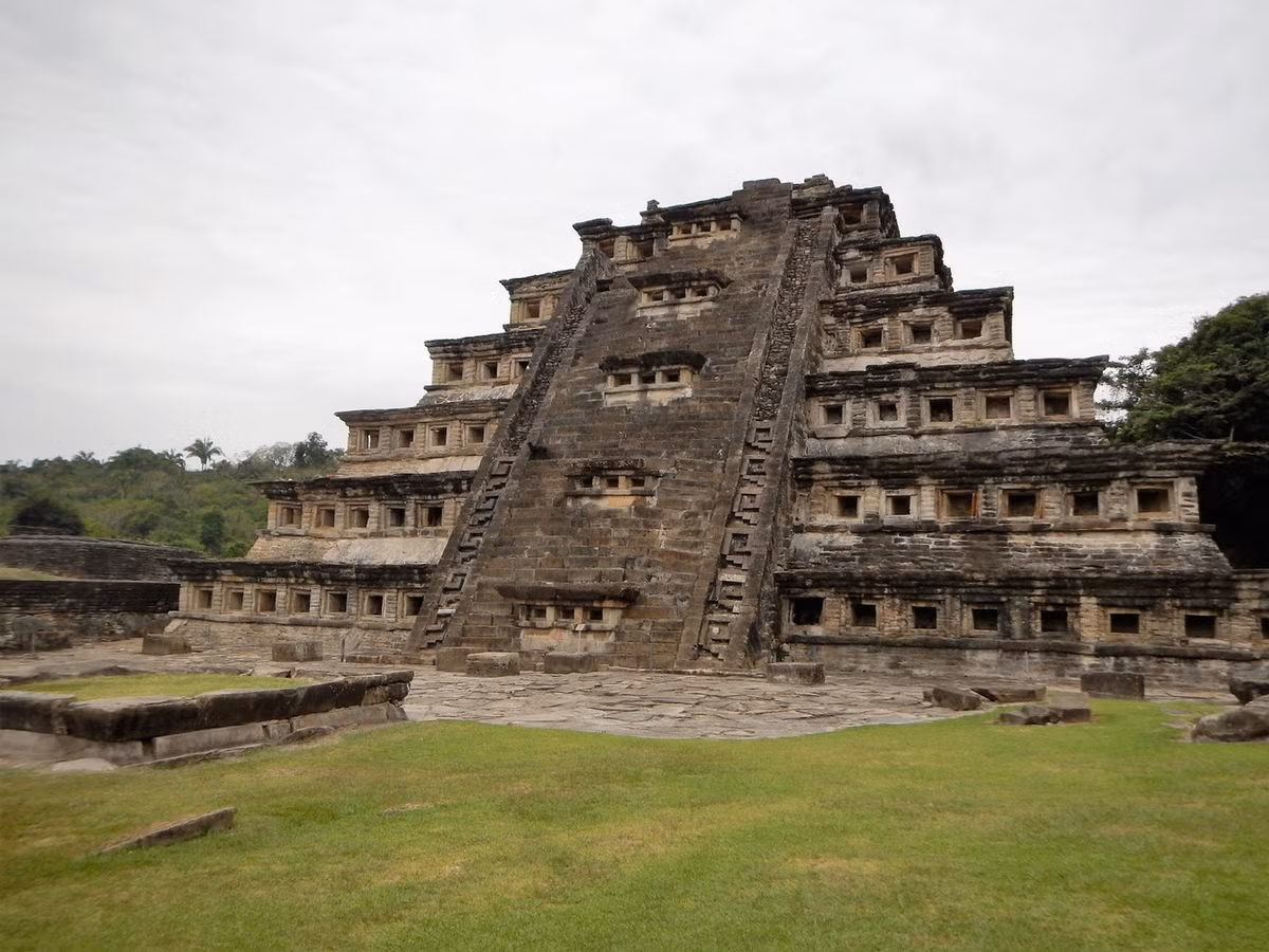 Bên cạnh đó, các hốc này cũng có thể là sự mô phỏng các hang động, vốn được cư dân bản địa châu Mỹ coi là lối đi vào thế giới ngầm, nơi có nhiều các vị thần cư ngụ. Ảnh: Déjàlà.