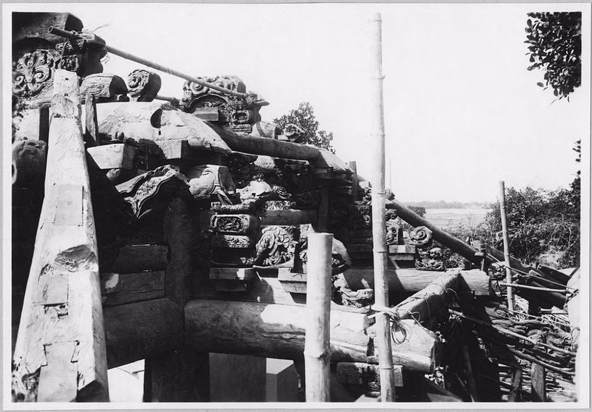 Kết cấu gỗ của một điện thờ trong quá trình tu sửa.