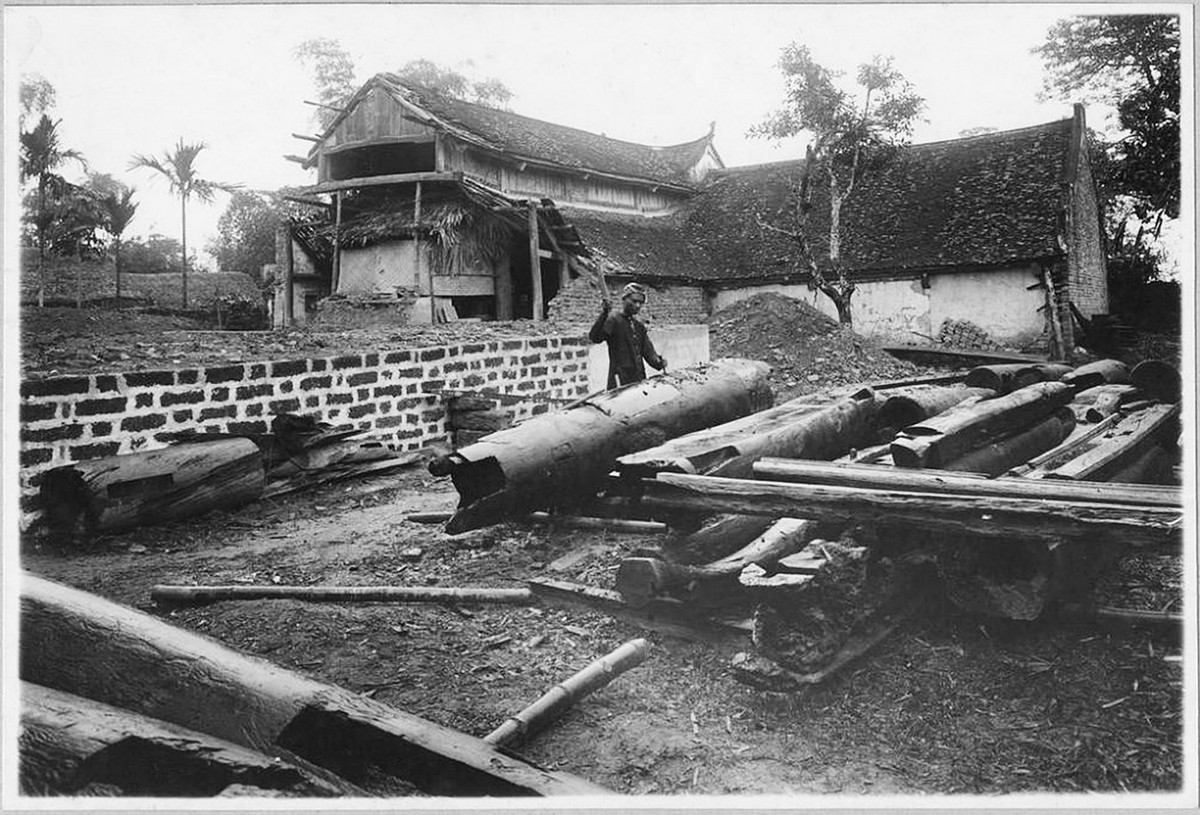 Những cây cột lớn được chất đống trên sân chùa.