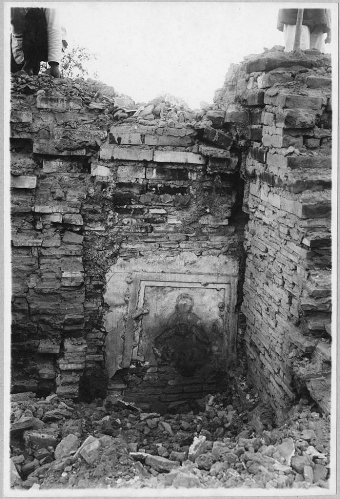 Hình ảnh Phật còn sót lại của bảo tháp bên trái.