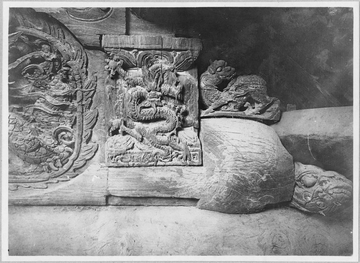 Hình ảnh các linh vật được chạm khắc tỉ mỉ và sống động.