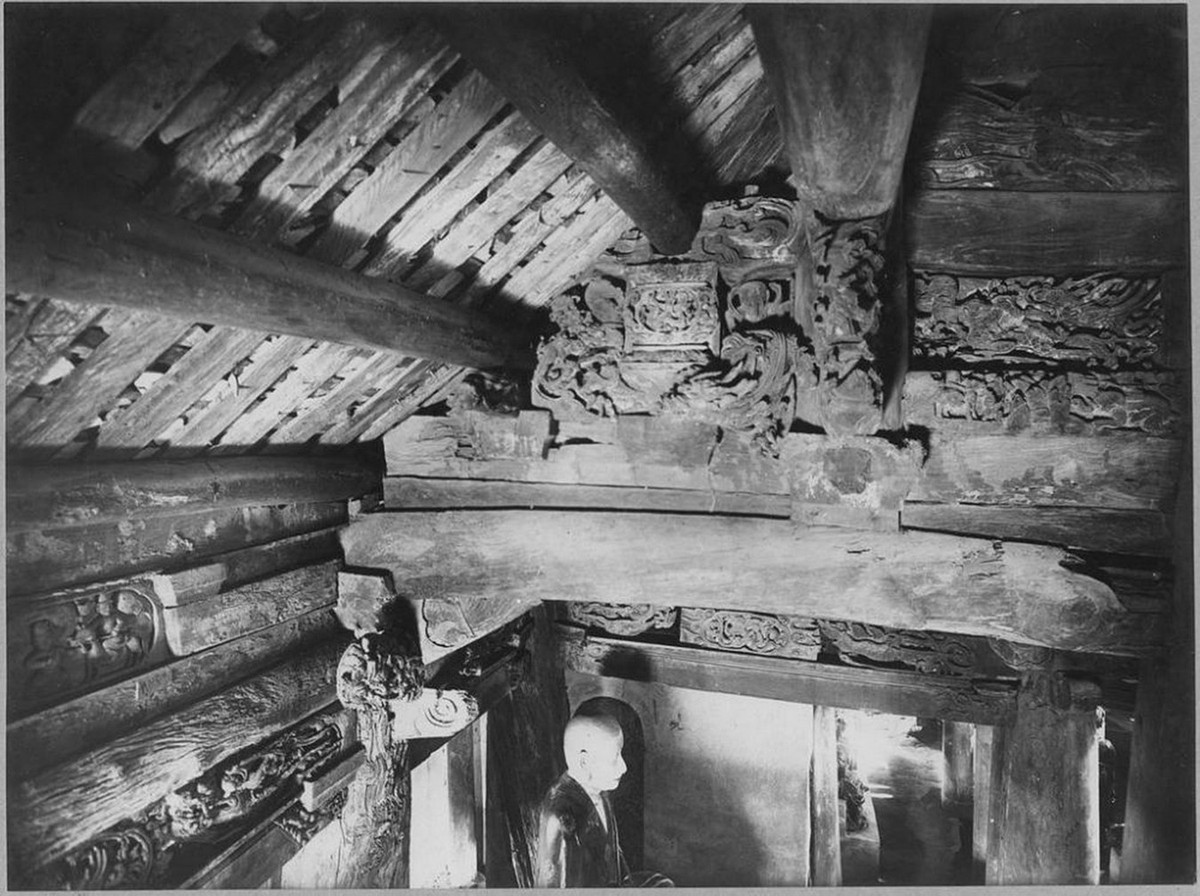Những họa tiết điêu khắc trên khung gỗ của chính điện chùa Cói.