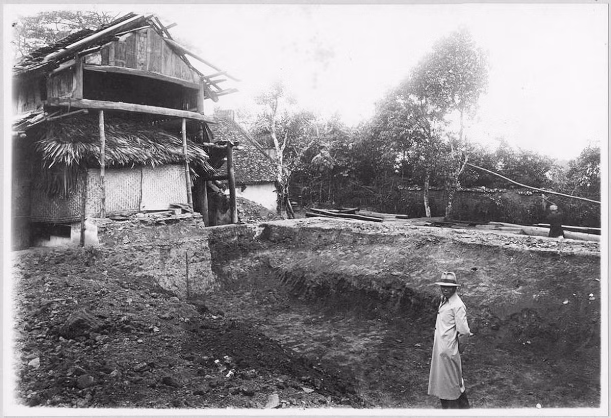 Nền móng cũ của một công trình đang được khai quật.