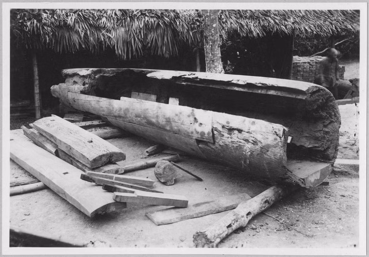 Cây cột cùng các cấu kiện gỗ của chùa được tháo dỡ để phục vụ công tác trùng tu.