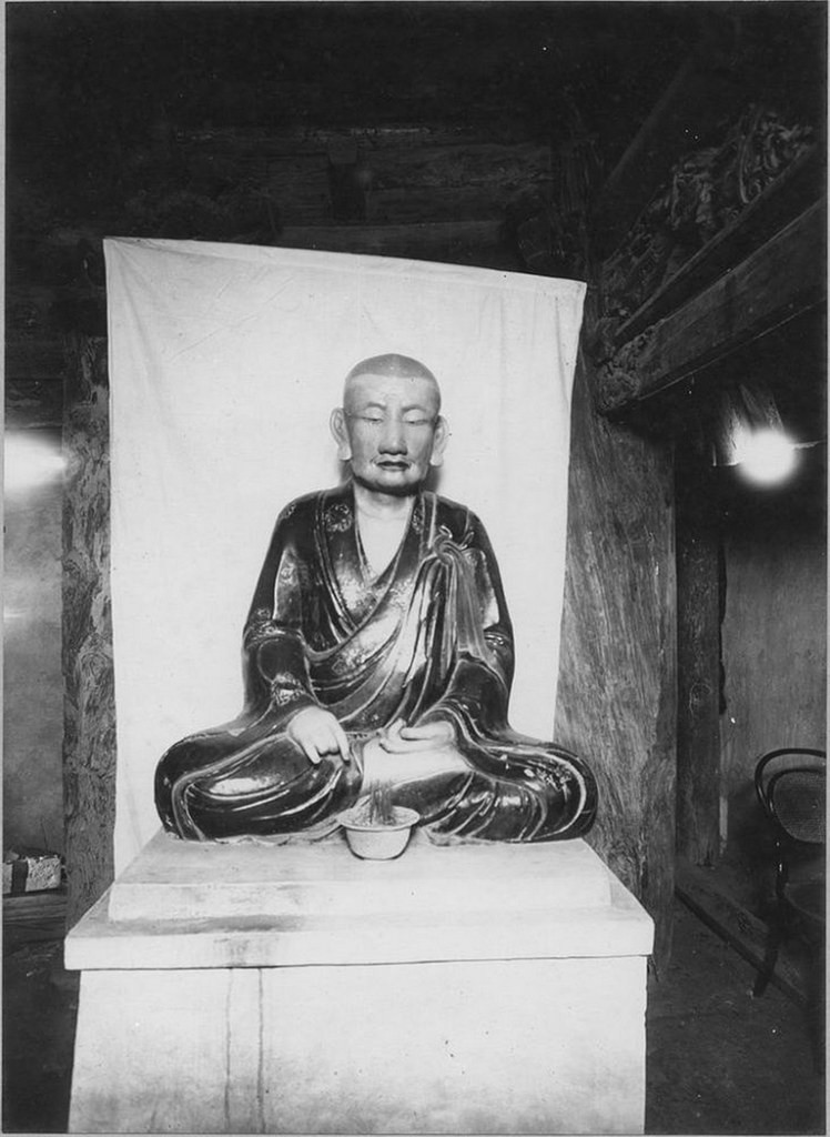 Một bức tượng trong chính điện.