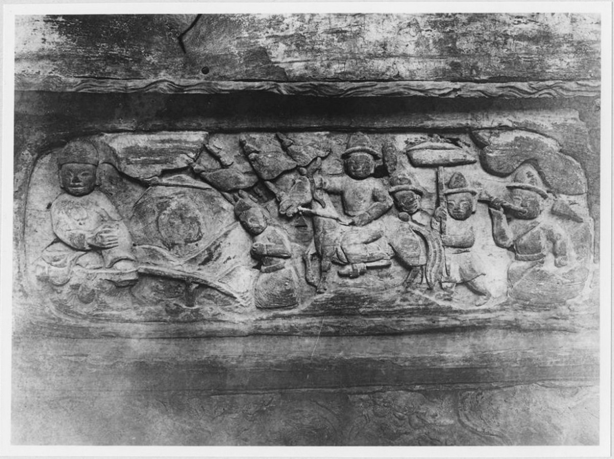 Bức chạm ở mặt trước bàn thờ chính.