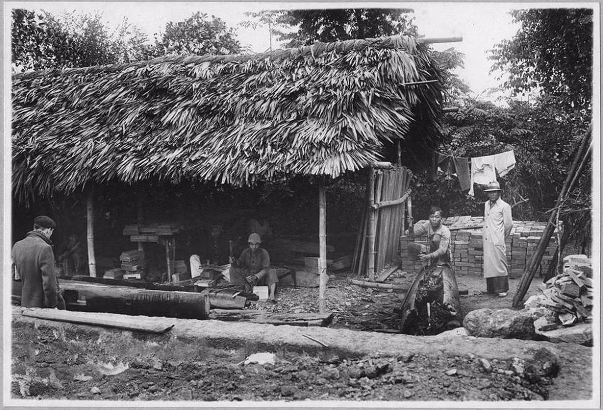 Thợ mộc làm việc trong căn lán được dựng trong khuôn viên chùa.