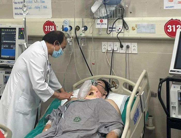 Vu chay chung cu mini o Ha Noi: Con 1 benh nhan tho may, chi so sinh ton chua cai thien