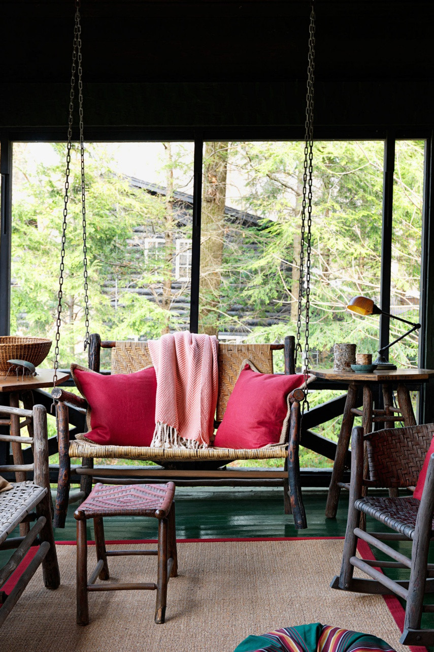 Nét đẹp mộc mạc từ chất liệu mộc mạc cho khoảng hiên nhà thêm bình dị, thân quen.