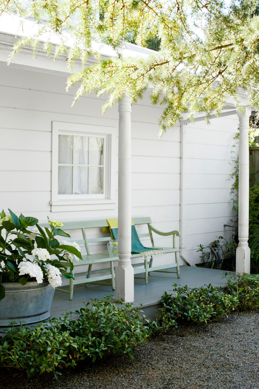 Trồng cây dọc theo hiên nhà cũng là ý tưởng thú vị thổi làn gió mát lành, xanh tươi vào nhà.