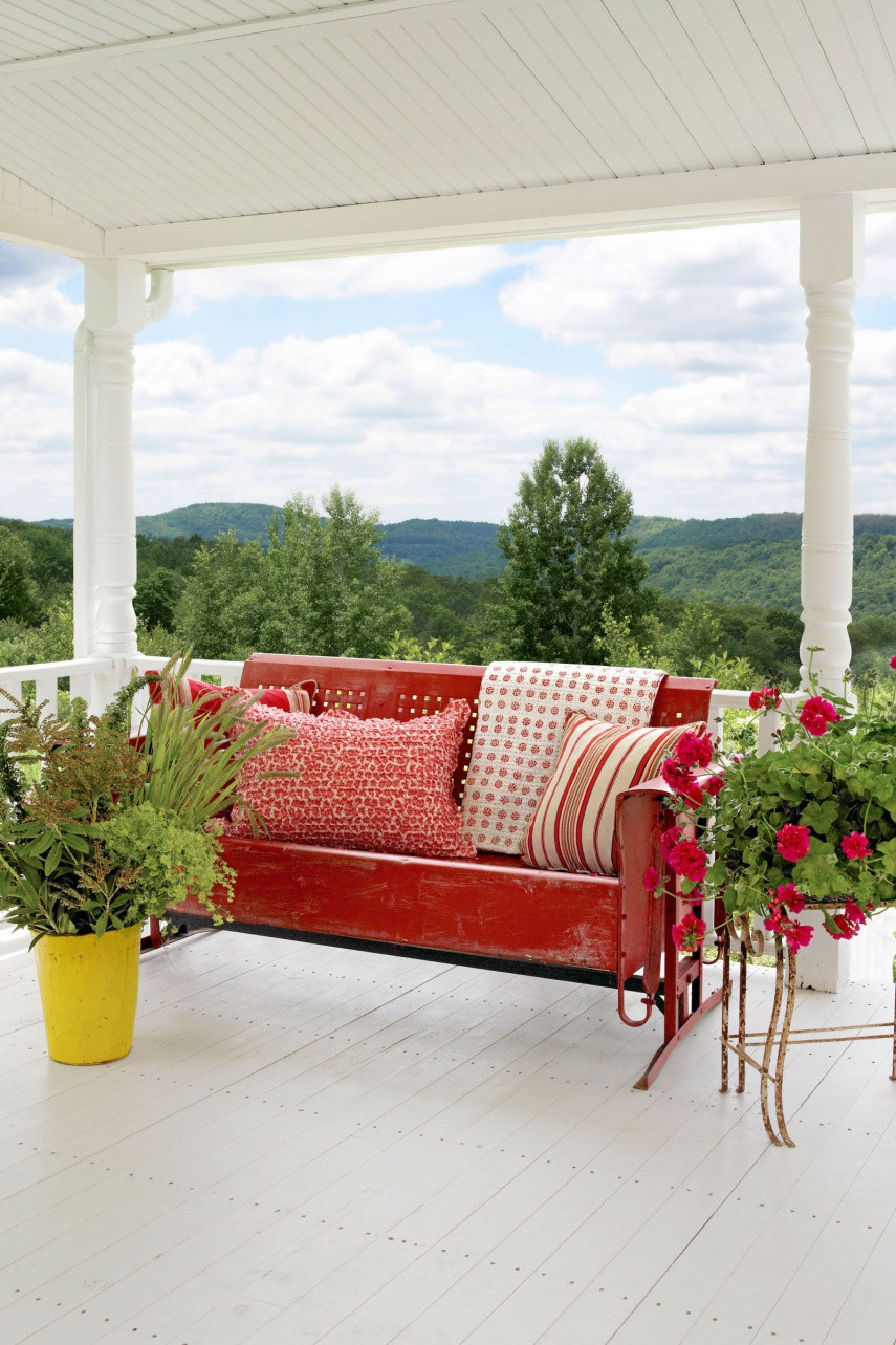 Chọn hoa trồng trong chậu trang trí cùng tông màu với ghế nghỉ cũng là ý tưởng độc đáo.