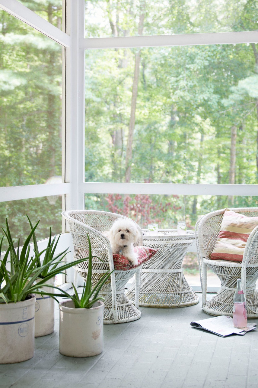 Một bộ bàn ghế bằng mây tre được sơn màu phù hợp với khung cửa kính cũng là ý tưởng thú vị giúp khoảng hiên nhà trở nên duyên dáng và đặc biệt hơn trong mùa hè.