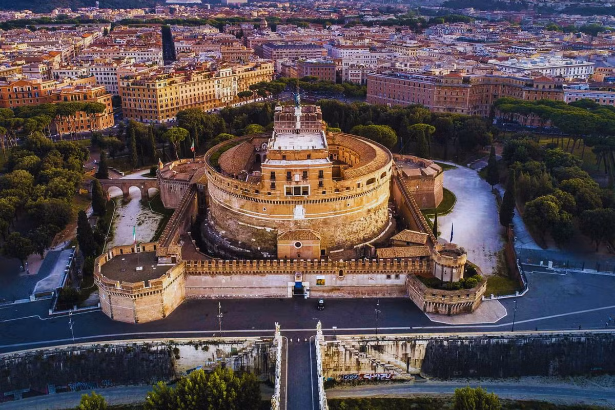 Sau khi đế chế La Mã sụp đổ, kiến trúc tráng lệ của lăng mộ đã bị thay đổi một cách chóng mặt. Ảnh: Italian Traditions.