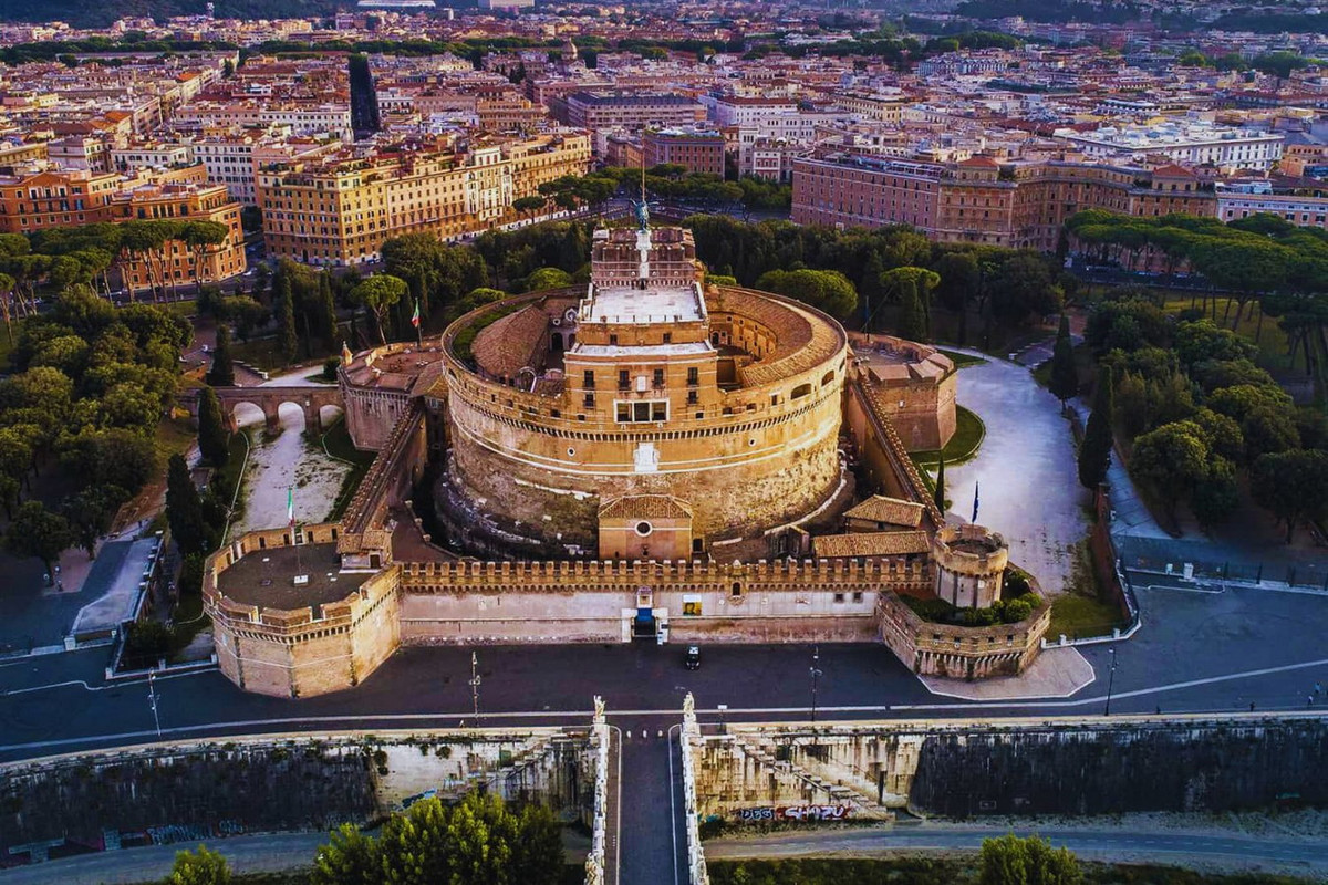 Sau khi đế chế La Mã sụp đổ, kiến trúc tráng lệ của lăng mộ đã bị thay đổi một cách chóng mặt. Ảnh: Italian Traditions.