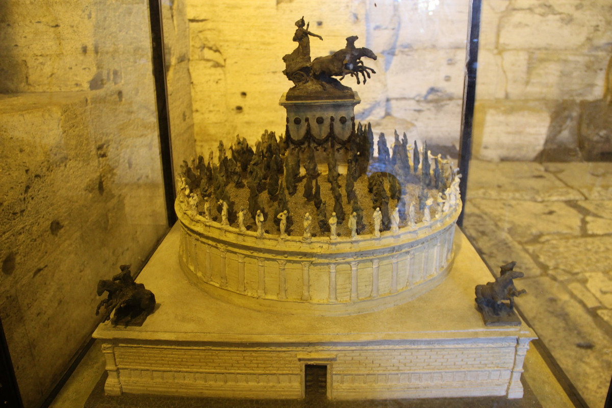 Ở 4 góc và trên đỉnh của lăng mộ còn được trang hoàng bằng những bức tượng chiến mã dát vàng lộng lẫy và uy nghiêm. Ảnh: Wikimedia Commons.